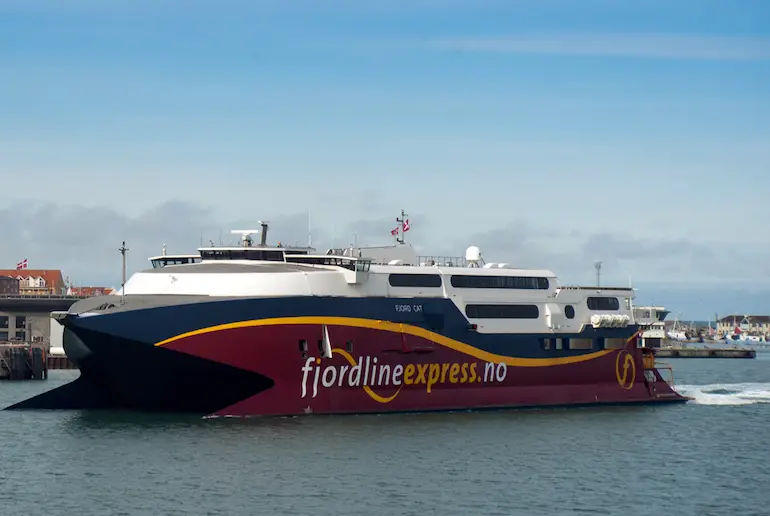 Le ferry rapide Fjordline relie Hirtshals à Kristiansand.