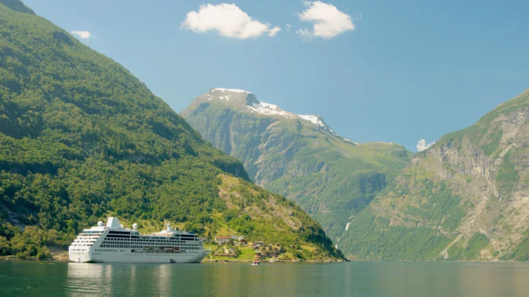 Bateau de croisière dans un fjord norvégien image.