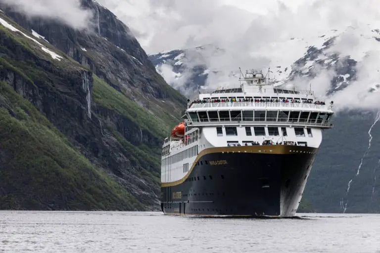 Havila Castor sur le Geirangerfjord.