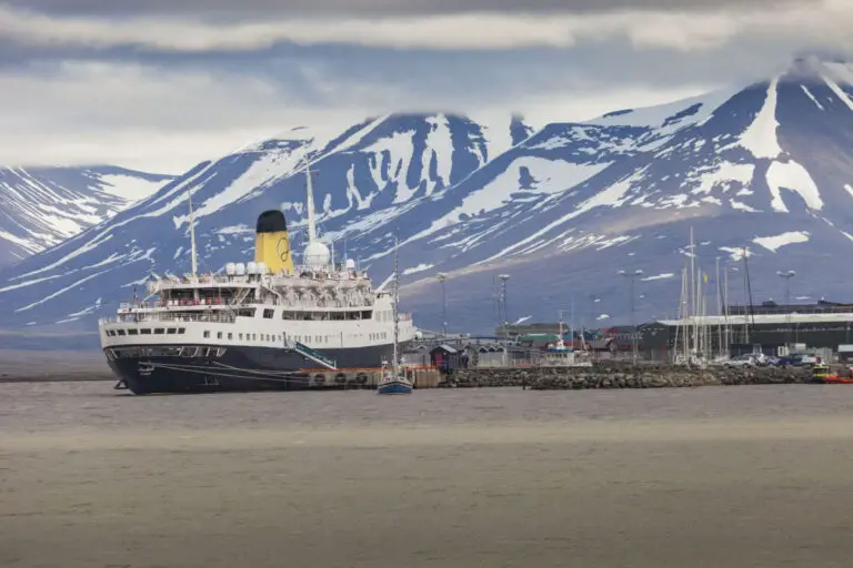 Bateau de croisière à quai à Longyearbyen, Svalbard. Photo : Curioso.Photography / Shutterstock.com.