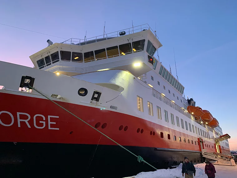 Le navire MS Nordnorge d'Hurtigruten à quai à Trondheim