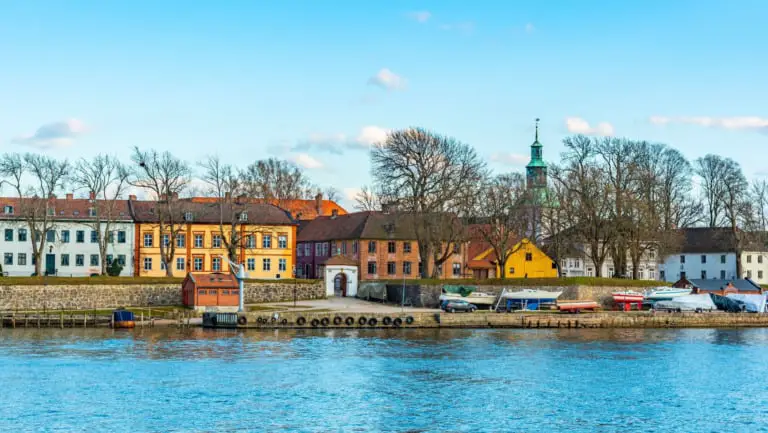 Vue du front de mer de la vieille ville de Fredrikstad, Norvège.