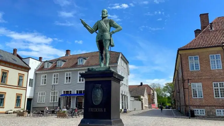 Statue du roi Frederik II dans la vieille ville de Fredrikstad, Norvège.