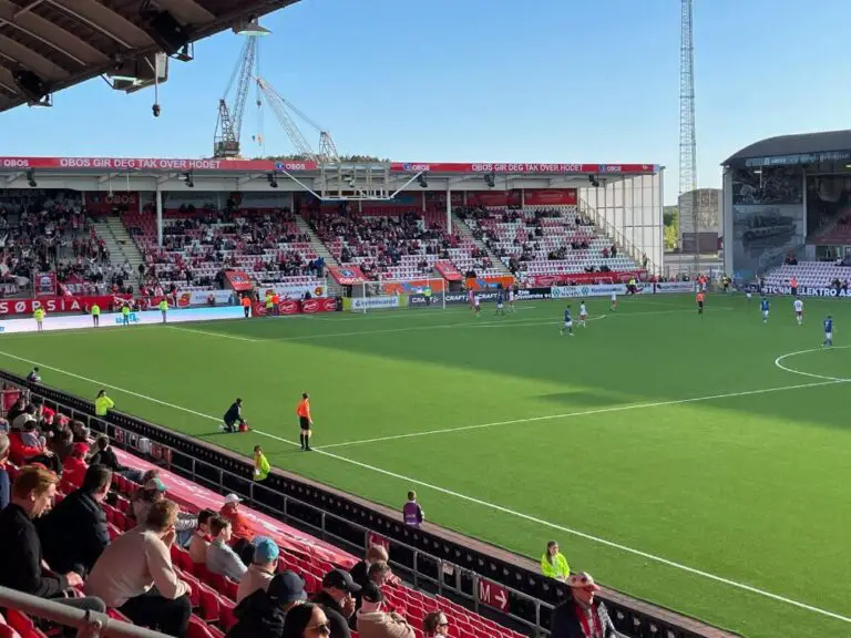 10 faits sur Fredrikstad, Norvège 50 Match de football au Fredrikstad Stadion.
