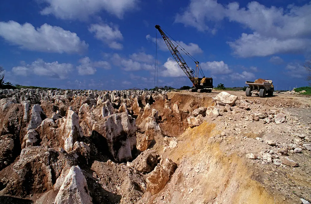 Un site d'extraction de phosphate à Nauru, en 1997, laissant un terrain stérile avec des pinacles de calcaire (Auscape/Universal Images Group via Getty Images).