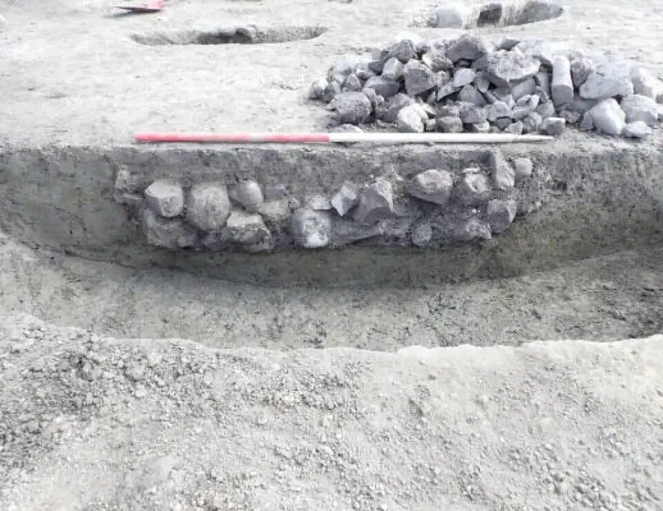 Dans les fosses de cuisson, on préparait les repas de fête. Dans les fosses de cuisson, des repas de fête sont préparés.