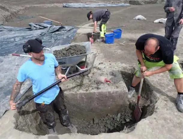Travaux d'excavation documentant les trous de poteau qui fournissent des indices sur l'architecture de la supposée longue maison viking (Musée d'histoire culturelle).