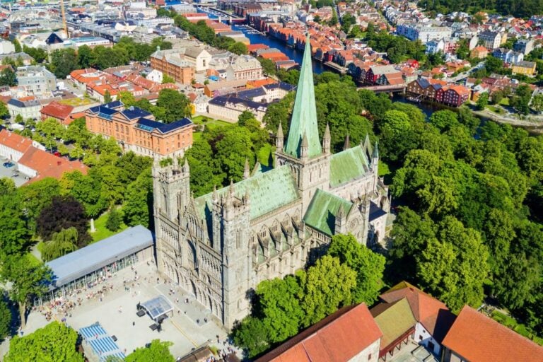 27 choses à faire à Trondheim, Norvège 54 La cathédrale Nidaros de Trondheim vue du ciel.