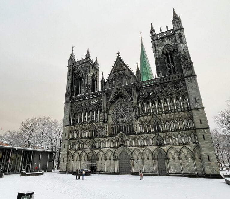 27 choses à faire à Trondheim, Norvège 56 Façade ouest de la cathédrale de Nidaros à Trondheim