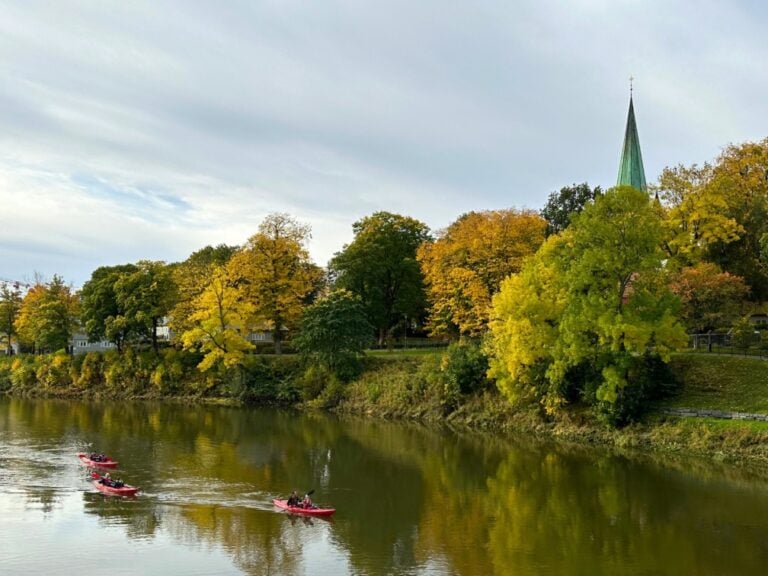 27 choses à faire à Trondheim, Norvège 64 Kayak sur la rivière à Trondheim.