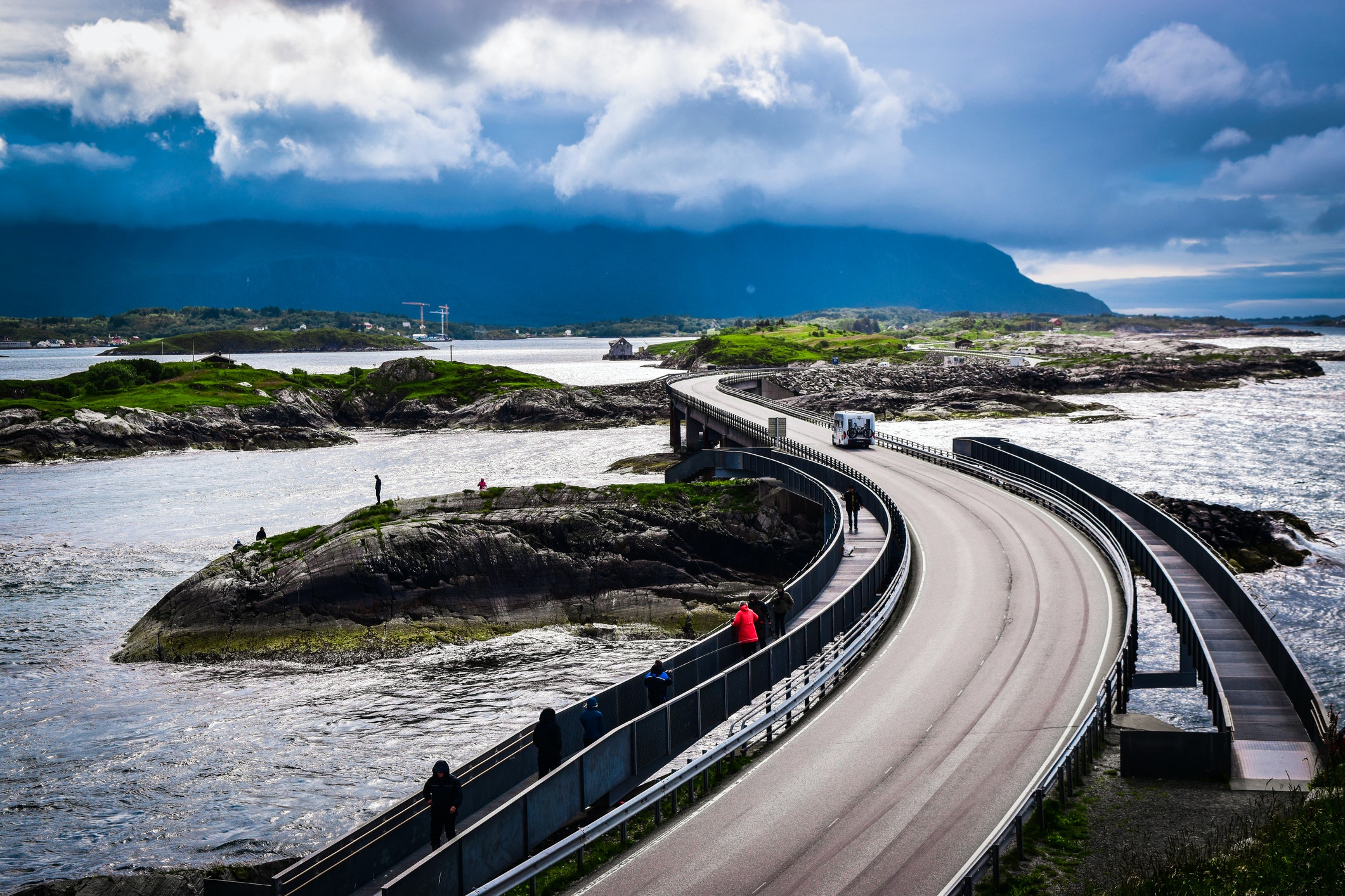 9 choses à savoir avant de visiter la Norvège 10 Un camping-car roule sur un pont routier reliant des îles par temps pluvieux.