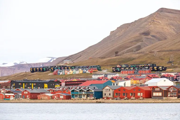 Le Svalbard aux prises avec la santé des passagers des bateaux de croisière 22 Paysage estival à Longyearbyen, Svalbard.