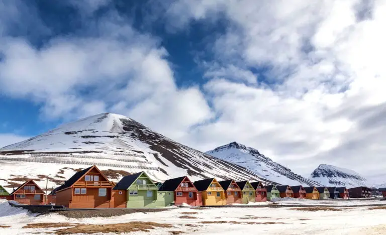 Le Svalbard aux prises avec la santé des passagers des bateaux de croisière 26 Nuages au printemps à Longyearbyen.
