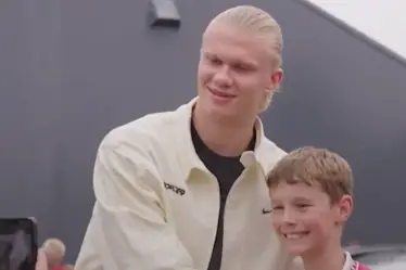 Ce qu'a fait l'attaquant de Man City Erling Haaland lorsqu'on lui a demandé un selfie avec un fan de Manchester United - 20