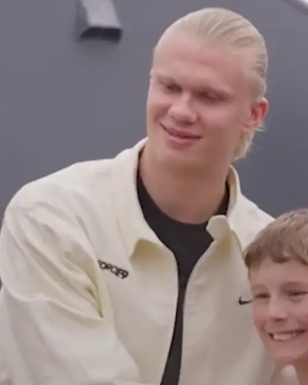 Ce qu'a fait l'attaquant de Man City Erling Haaland lorsqu'on lui a demandé un selfie avec un fan de Manchester United - 4