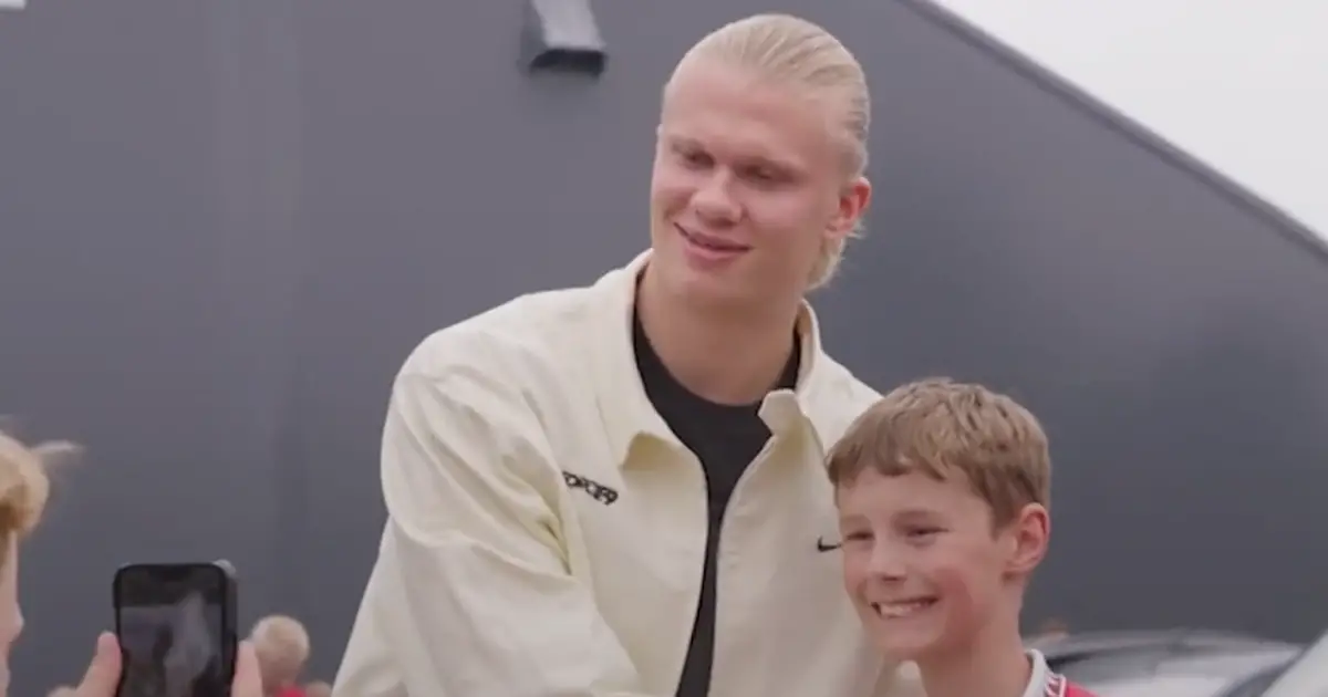 Ce qu'a fait l'attaquant de Man City Erling Haaland lorsqu'on lui a demandé un selfie avec un fan de Manchester United 4 Ce qu'a fait l'attaquant de Man City Erling Haaland lorsqu'on lui a demandé un selfie avec un fan de Manchester United - 3