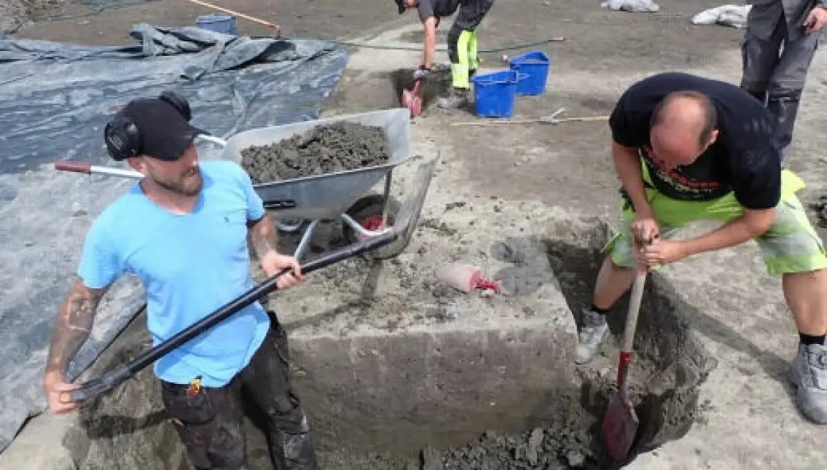 Des archéologues ont peut-être trouvé une maison viking de la longueur de près de deux courts de tennis. 4 Des archéologues ont peut-être trouvé une maison viking de la longueur de près de deux courts de tennis. - 3