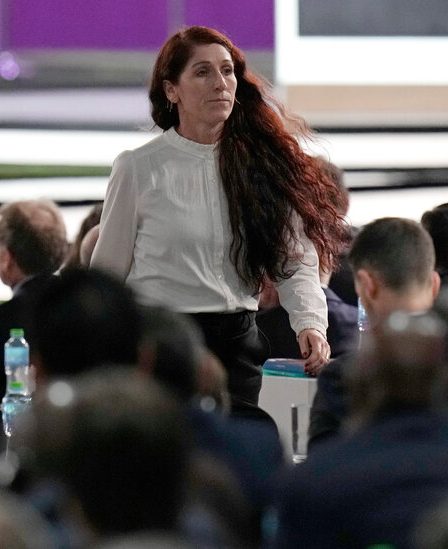 La présidente de la fédération norvégienne, une rare femme d'influence dans le monde du football, prend la parole. - 10