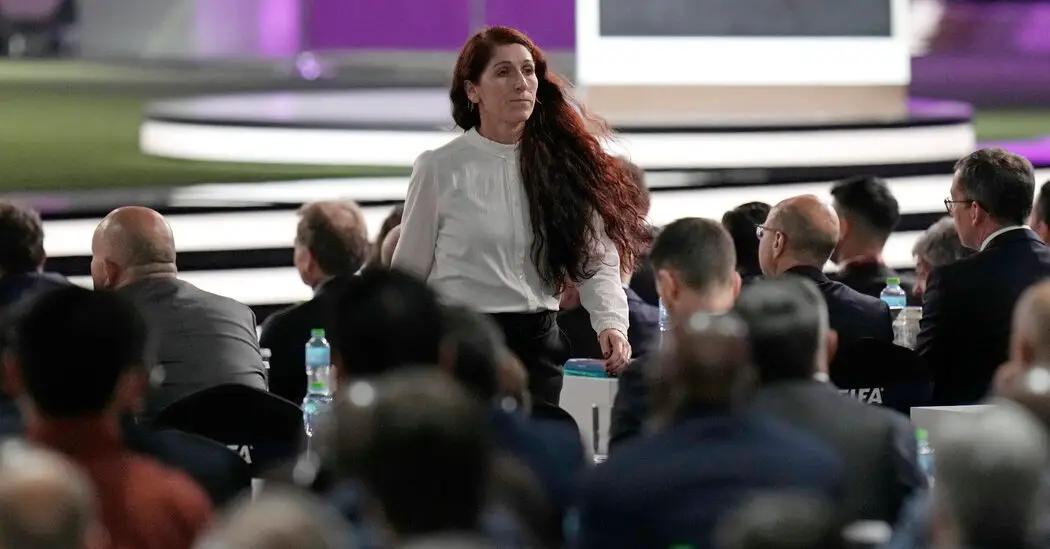 La présidente de la fédération norvégienne, une rare femme d'influence dans le monde du football, prend la parole. 4 La présidente de la fédération norvégienne, une rare femme d'influence dans le monde du football, prend la parole. - 3