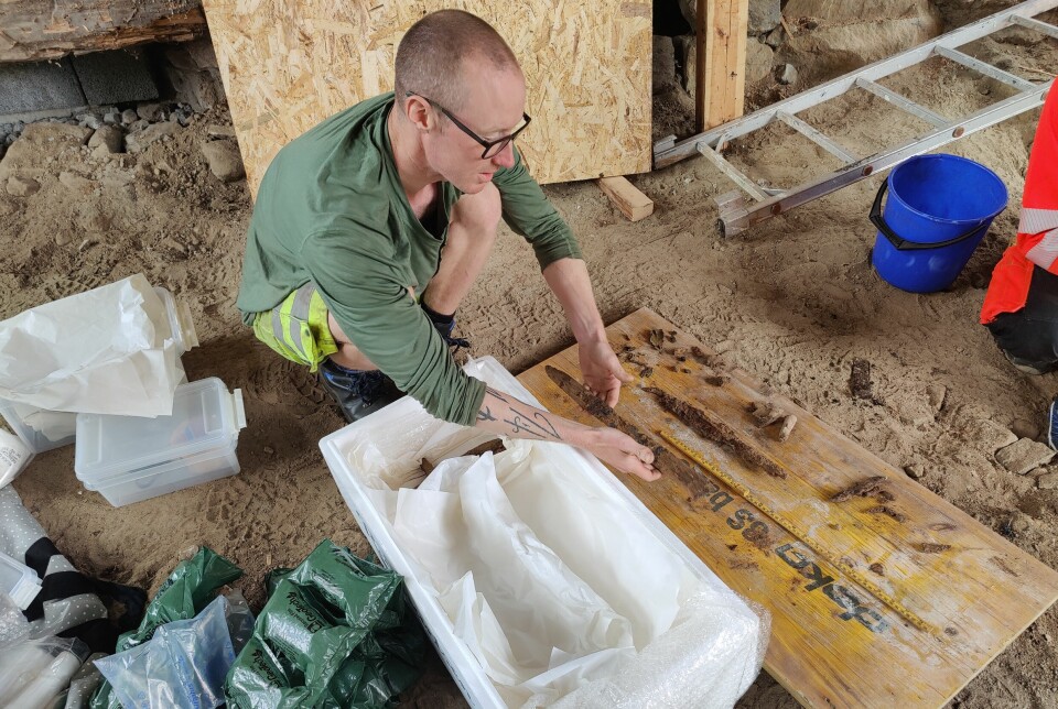 Jo-Simon Frøshaug Stokke, du Musée de l'histoire culturelle, emballe et stocke soigneusement les objets avant de les ramener au musée. Là, les restaurateurs pourront découvrir de nouveaux détails en utilisant les rayons X et différents traitements. Jo-Simon Frøshaug Stokke, du Musée d'histoire culturelle, emballe et stocke soigneusement les objets pour les ramener au musée. Ici, les restaurateurs pourront découvrir de nouveaux détails en utilisant les rayons X et différents traitements.