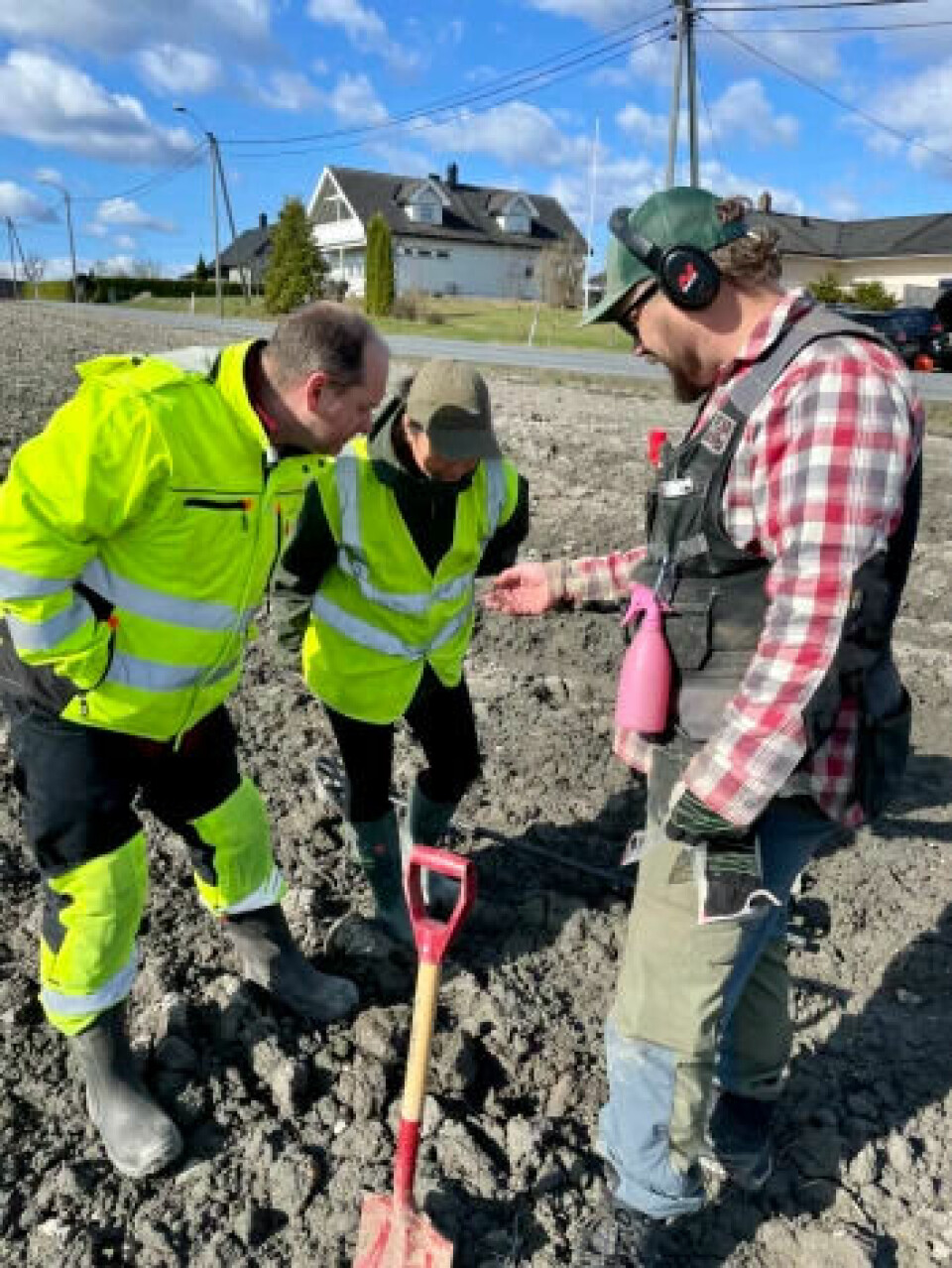 Un détecteur de métaux montre sa découverte. Un détecteur de métaux fait une découverte.