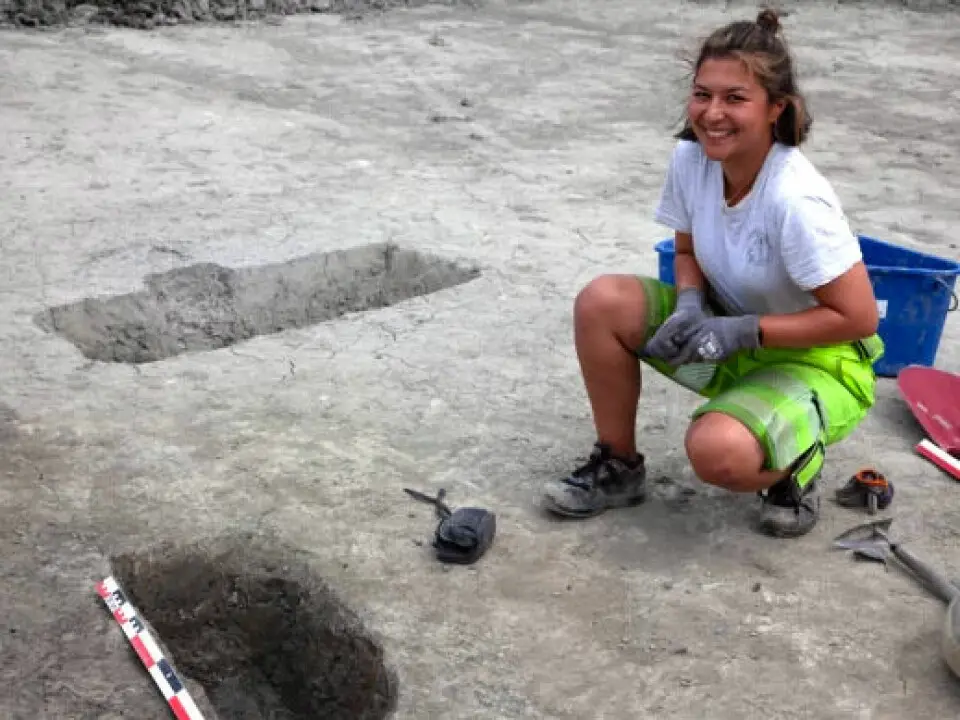 La responsable de terrain Charlotte N. Finnebråten documente les trous de poteau. La responsable de terrain Charlotte N. Finnebråten documente les trous de poteau.