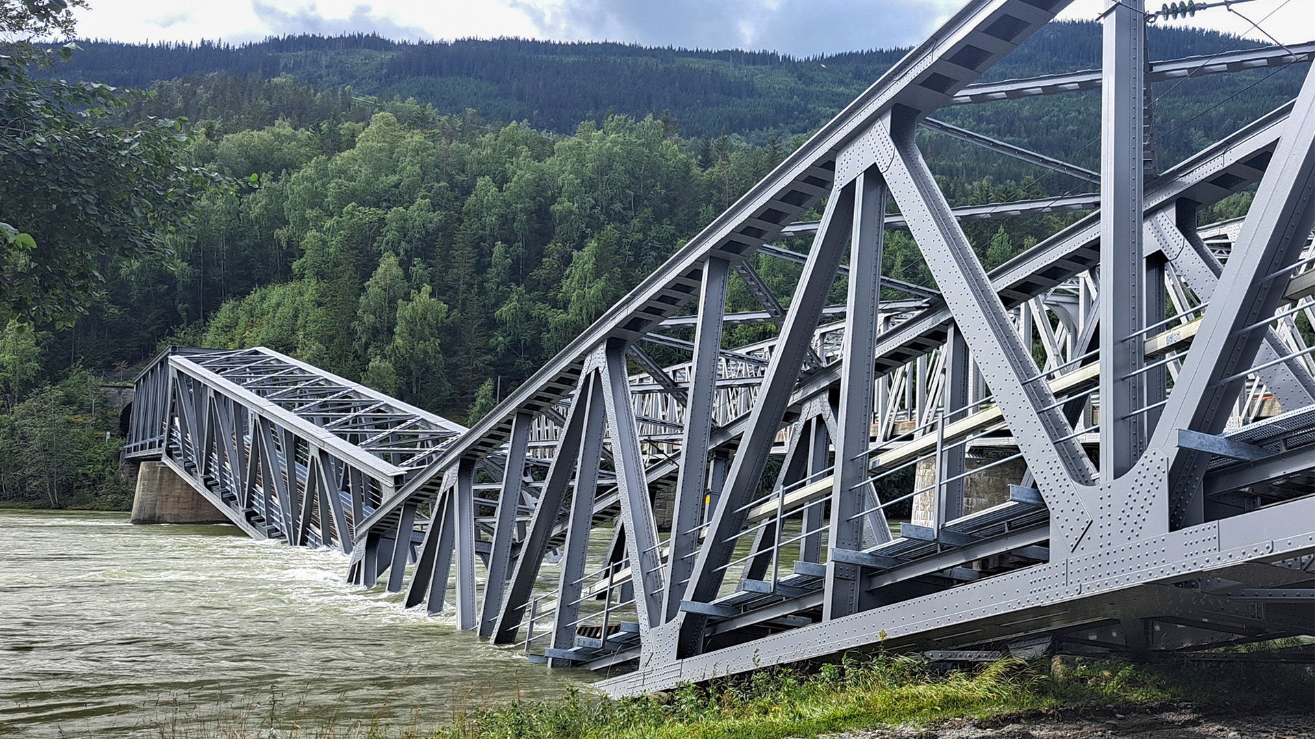 Un pont s'effondre après des pluies torrentielles en Norvège 6 Un pont s'effondre après des pluies torrentielles en Norvège - 5