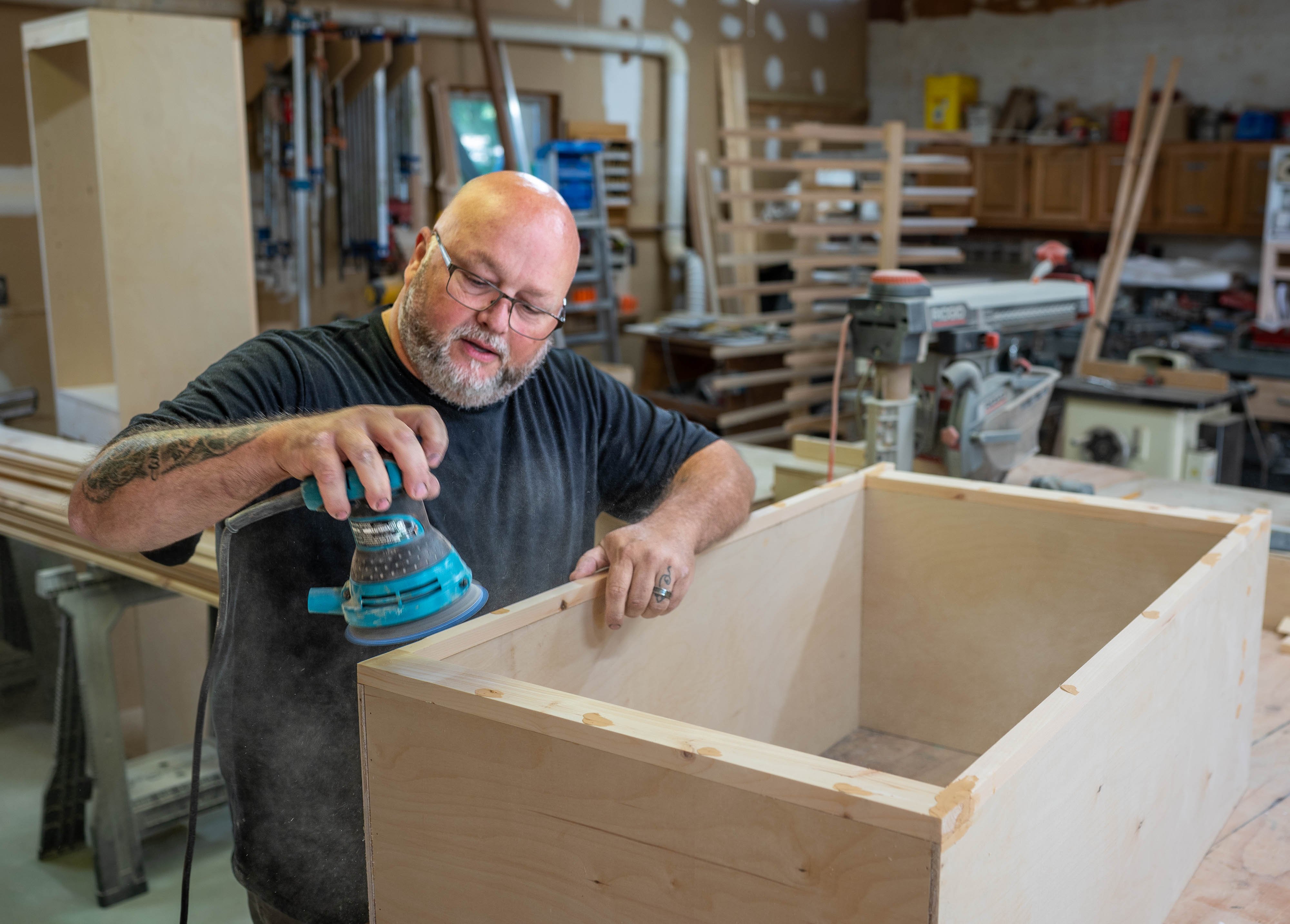 Des tournées nationales à la fabrication artisanale d'armoires, un Norvégien découvre qu'il n'y a pas d'endroit où l'on puisse se sentir comme chez soi. 94 Des tournées nationales à la fabrication artisanale d'armoires, un Norvégien découvre qu'il n'y a pas d'endroit où l'on puisse se sentir comme chez soi. - 93