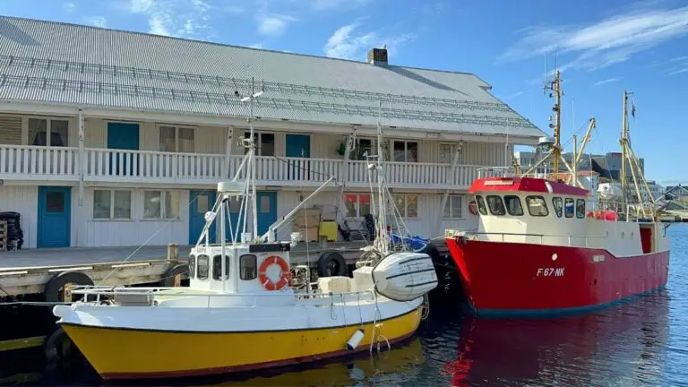 Honningsvåg : La porte d'entrée de la Norvège au Cap Nord 34 Bateaux de pêche à Honningsvåg, Norvège.
