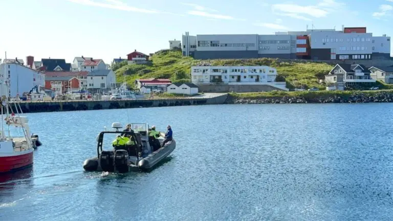 Honningsvåg : La porte d'entrée de la Norvège au Cap Nord 40 Excursion en bateau pneumatique au départ de Honningsvåg.