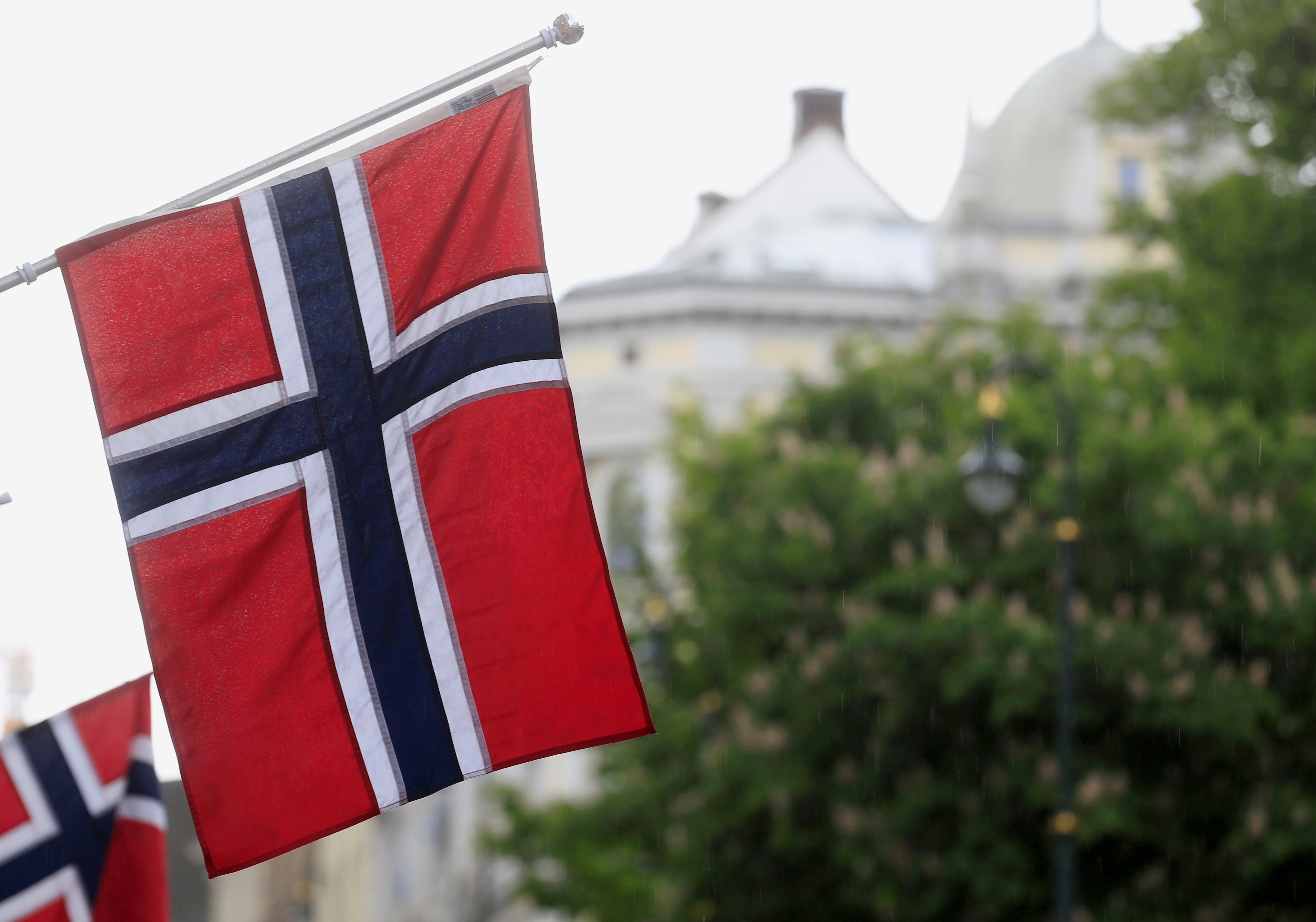 Des drapeaux norvégiens flottent dans la rue Karl Johans à Oslo, Norvège.