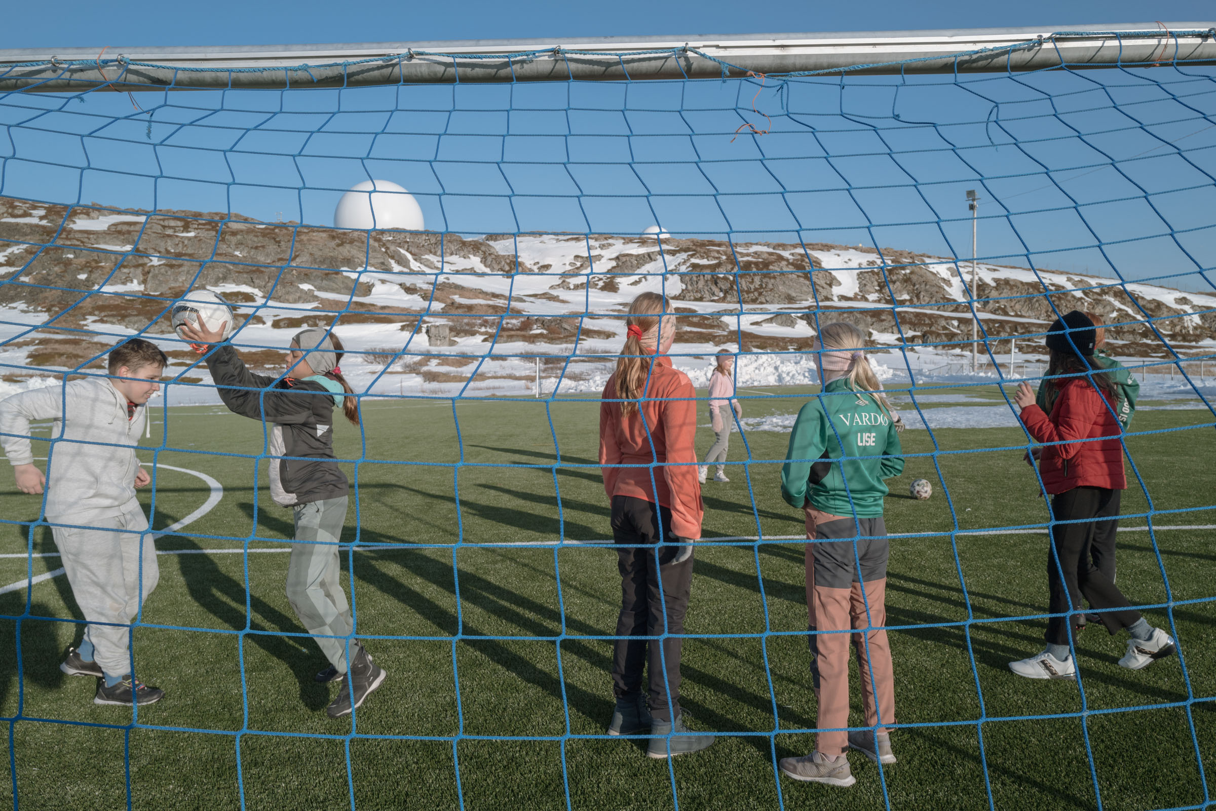Une ville frontalière de l'Arctique subit un nouveau refroidissement de la part de la Russie 42 Des enfants jouent au football près des systèmes radar de GLOBUS.