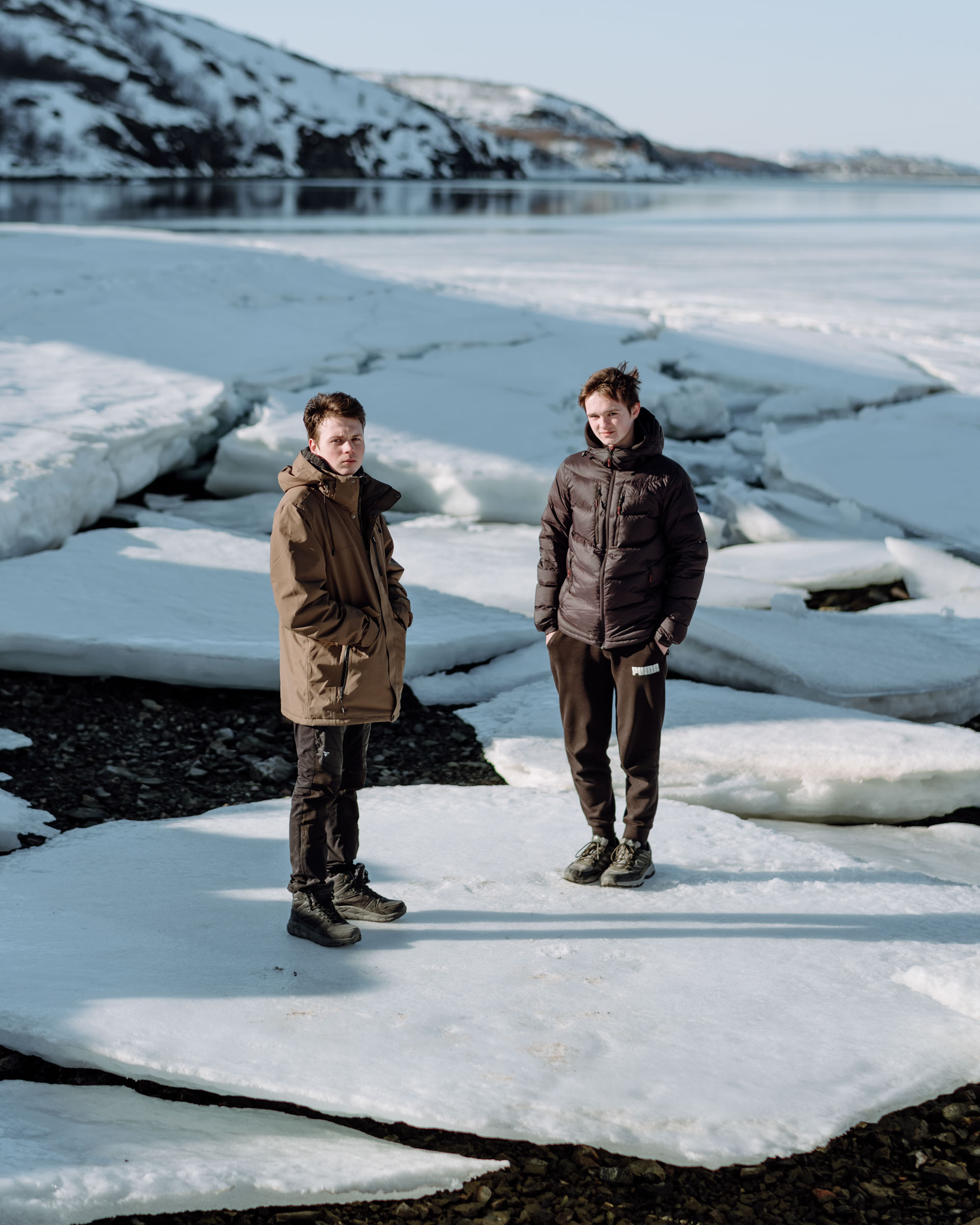 Une ville frontalière de l'Arctique subit un nouveau refroidissement de la part de la Russie 36 Sasha Buluiev et Yuri London au bord de la mer de Barents à Kirkenes.