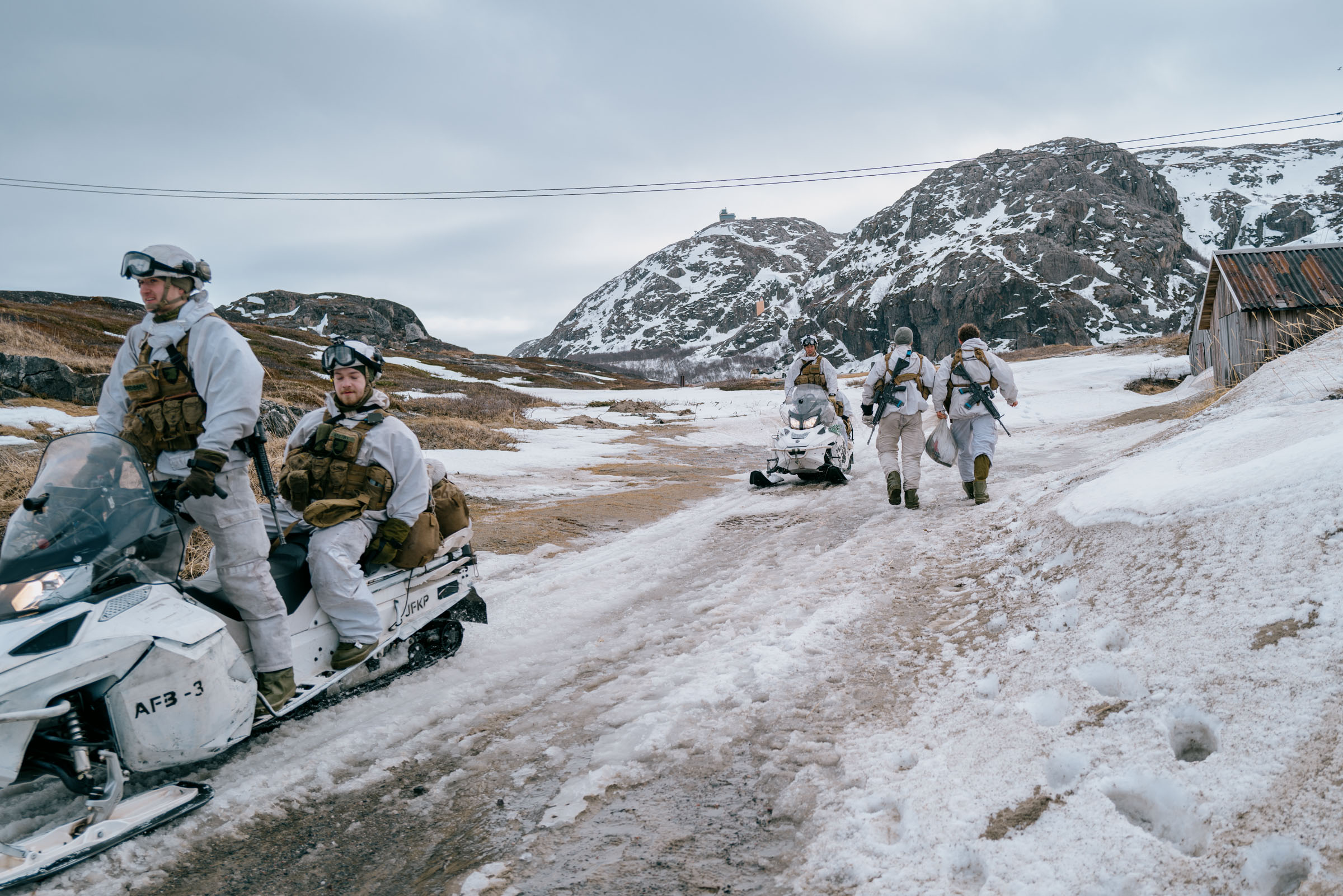 Une ville frontalière de l'Arctique subit un nouveau refroidissement de la part de la Russie 40 Des soldats norvégiens utilisent des motoneiges à Grense Jakobselv, près de la frontière avec la Russie, au nord du cercle polaire arctique.