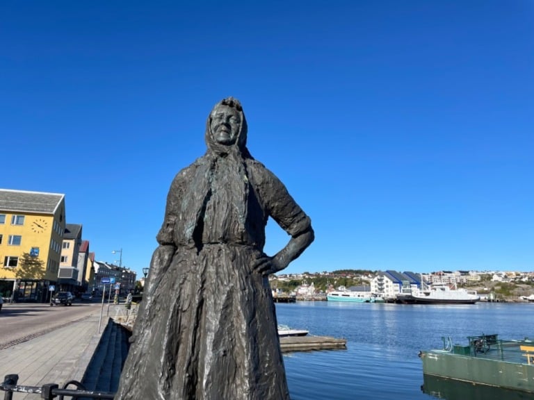 Une introduction à Kristiansund, Norvège 36 La sculpture Klippfiskkjerringa sur le front de mer de Kristiansund.