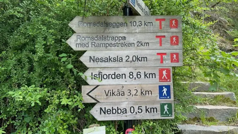 Panneau de signalisation du sentier de randonnée à Åndalsnes.