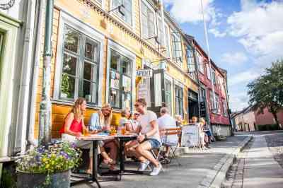 Guide de Trondheim : La ville côtière abordable de Norvège 22 Manger en plein air à Bakklandet