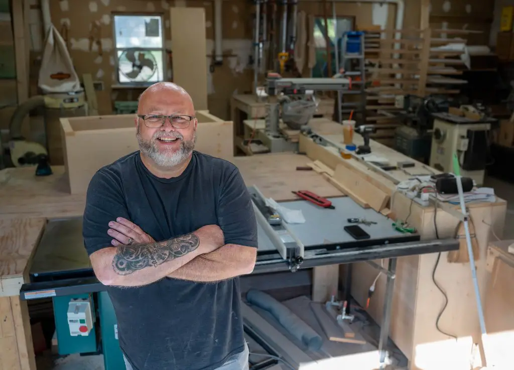 Des tournées nationales à la fabrication artisanale d'armoires, un Norvégien découvre qu'il n'y a pas d'endroit où l'on puisse se sentir comme chez soi. 70 Des tournées nationales à la fabrication artisanale d'armoires, un Norvégien découvre qu'il n'y a pas d'endroit où l'on puisse se sentir comme chez soi. - 69