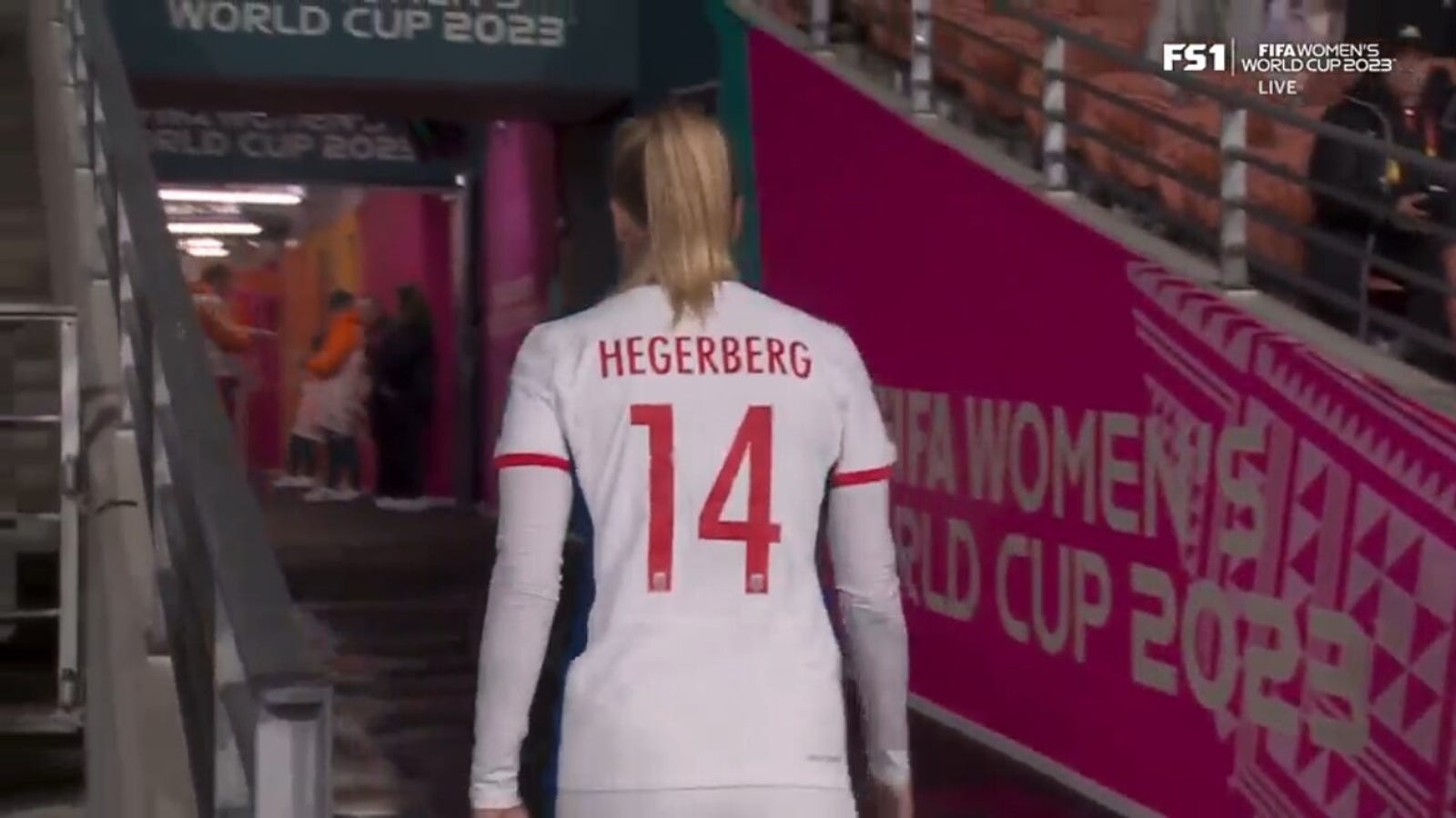Ada Hegerberg se blesse à l'aine à l'échauffement et déclare forfait pour le match Norvège-Suisse 11 La star norvégienne Ada Hegerberg rentre dans le tunnel avant le coup d'envoi.