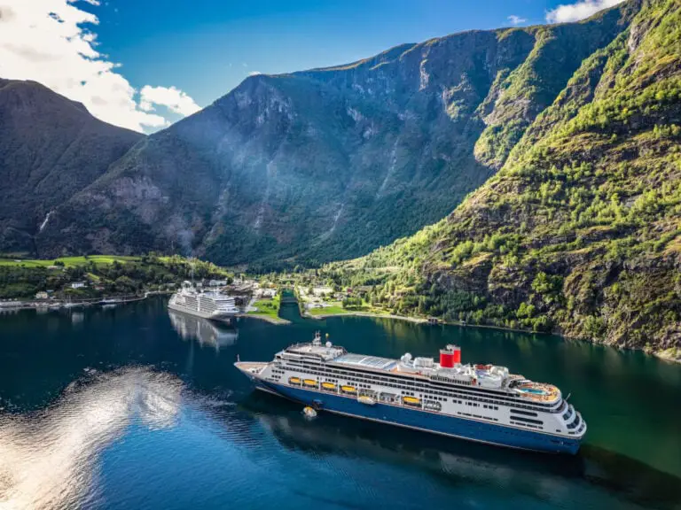 La Norvège va renforcer la réglementation relative aux guides touristiques 18 Bateaux de croisière à Flåm, Norvège.