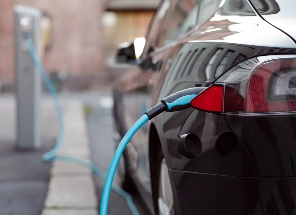 La découverte d'un énorme gisement de phosphate en Norvège pourrait recharger l'industrie des véhicules électriques 20 Voiture électrique en train de se recharger dans une rue.