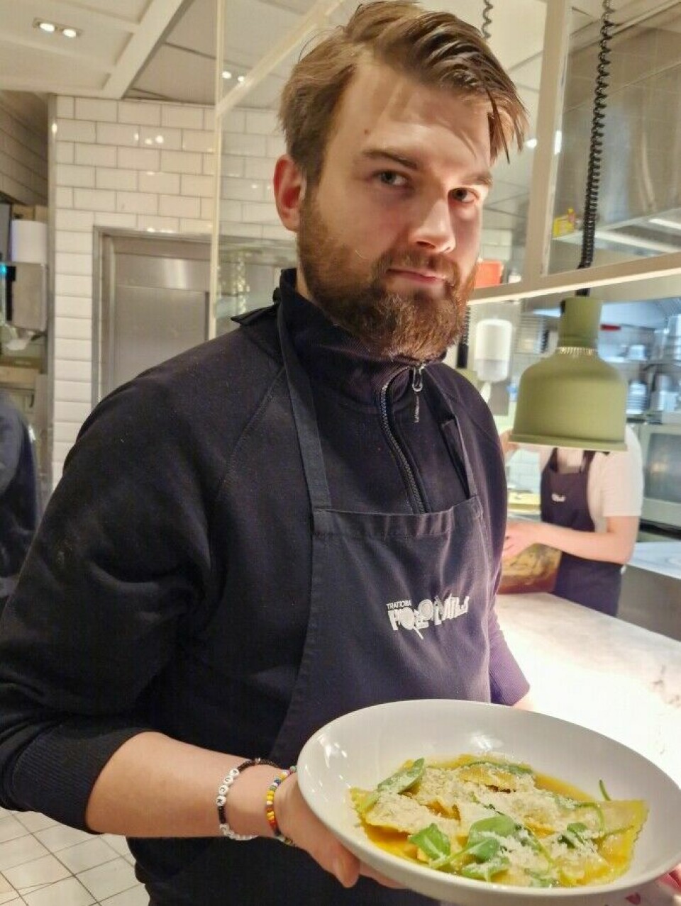 Christopher Christiansen est le chef cuisinier de la Trattoria Popolare. Le plat le plus populaire du restaurant est le ravioli à la queue de bœuf. Christopher Christiansen est le chef cuisinier de la Trattoria Popolare. Le plat le plus populaire du restaurant est le ravioli à la queue de bœuf.