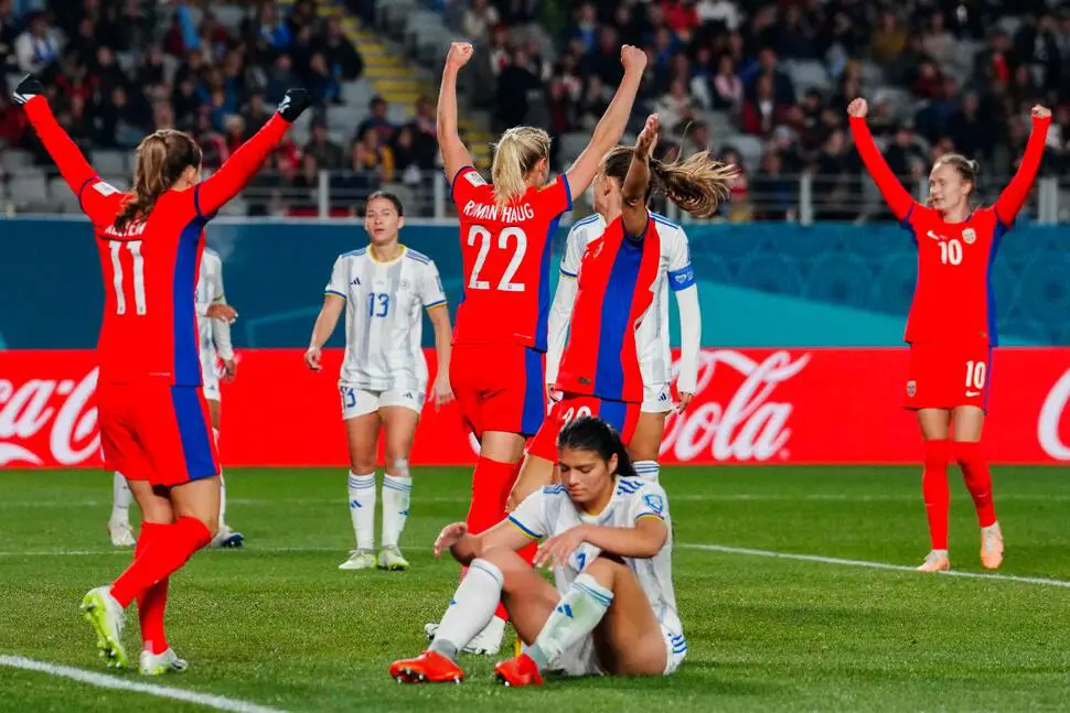 La Norvège se qualifie pour les huitièmes de finale de la Coupe du Monde Féminine grâce à sa victoire 6-0 sur les Philippines 4 La Norvège se qualifie pour les huitièmes de finale de la Coupe du Monde Féminine grâce à sa victoire 6-0 sur les Philippines - 3