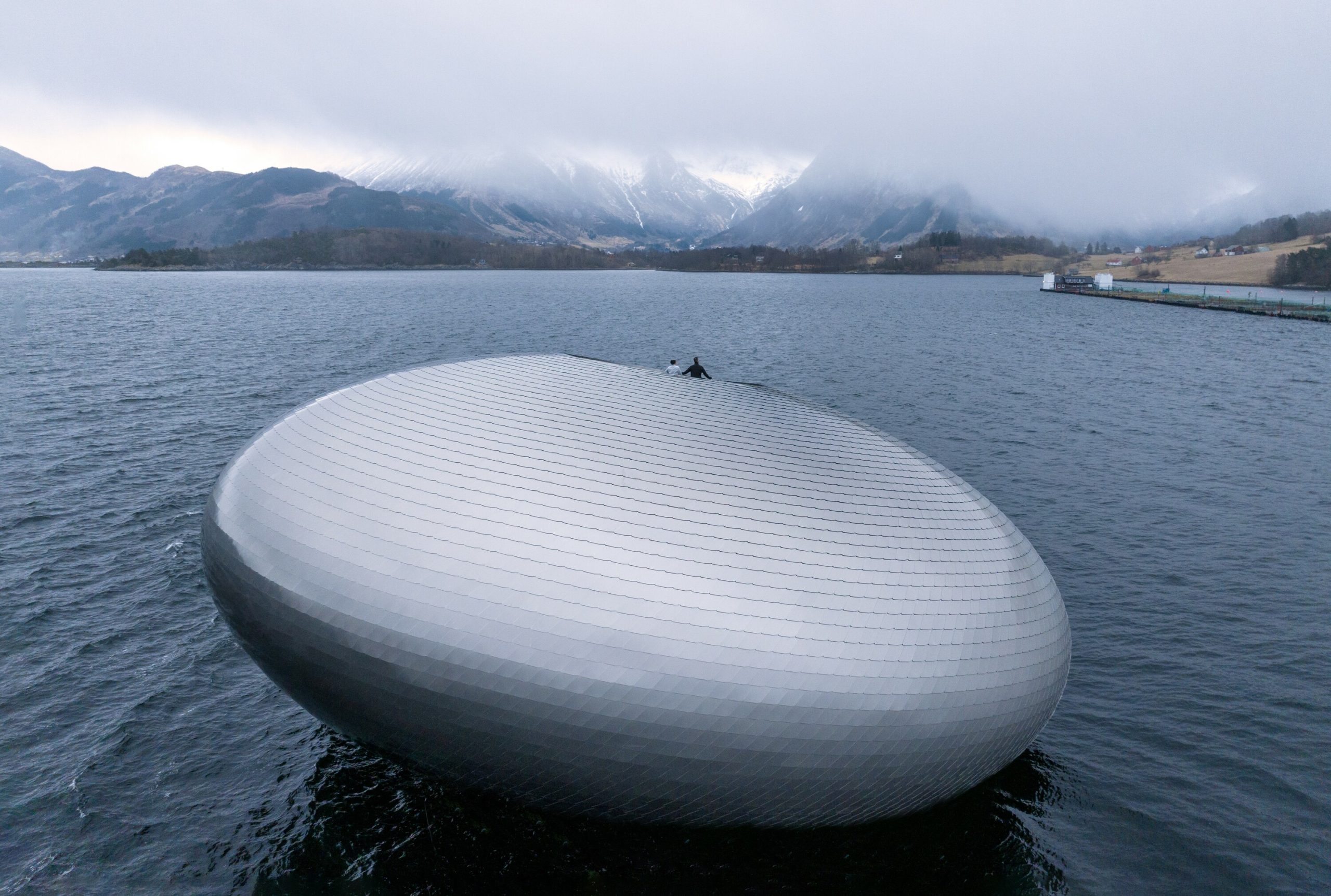 Le restaurant Iris propose une expérience gastronomique extrême depuis le Salmon Eye en Norvège 8 Le restaurant Iris propose une expérience gastronomique extrême depuis le Salmon Eye en Norvège - 7