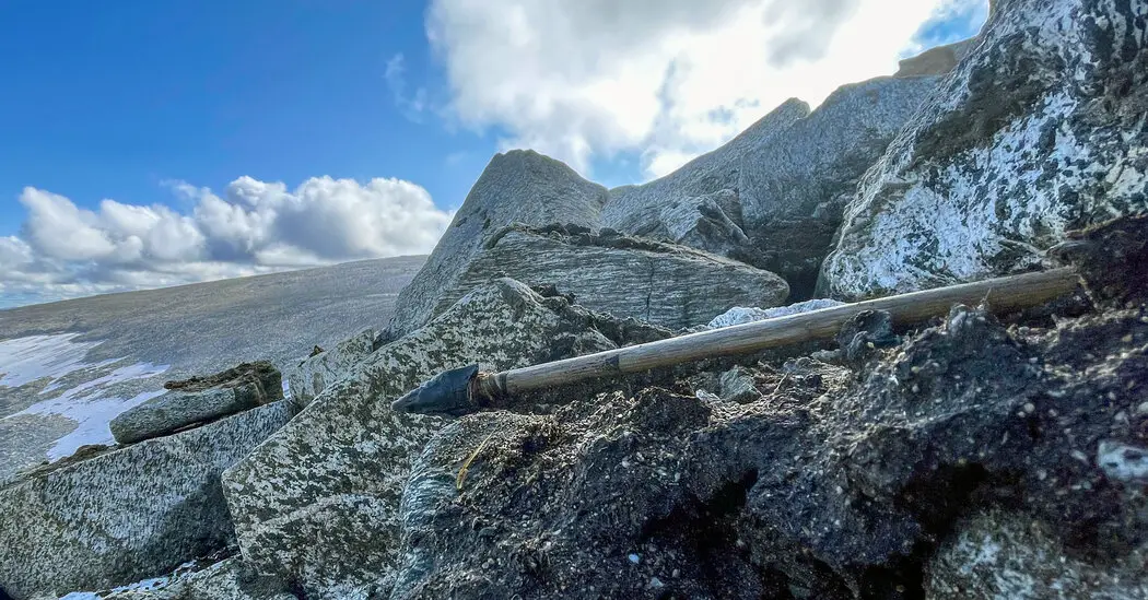 Une flèche ancienne figure parmi les objets émergeant de la fonte des glaces en Norvège - 3