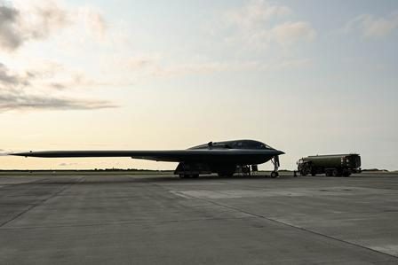 Le bombardier furtif américain B-2 atterrit pour la première fois en Norvège 2 Le bombardier furtif américain B-2 atterrit pour la première fois en Norvège - 1