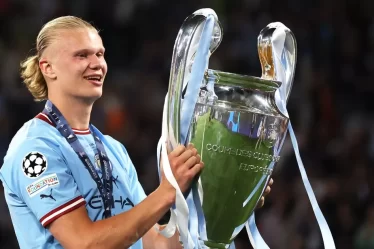 Erling Haaland gagne le premier honneur de la PFA tandis que cinq stars de Man City sont récompensées. - 21