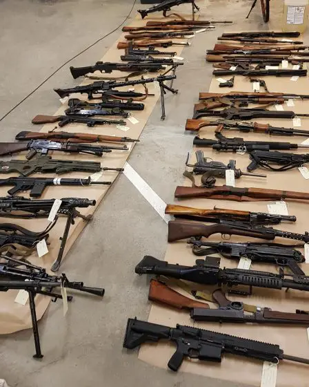 La police a trouvé des mitrailleuses ceinturées et des armes automatiques. Maintenant, l'homme qui stockait les armes se présente aux élections - 4
