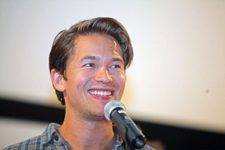 Acteurs norvégiens : 12 stars norvégiennes célèbres 30 Jakob Oftebro en 2015. Photo : Paul Katzenberger / Wikipedia CC.