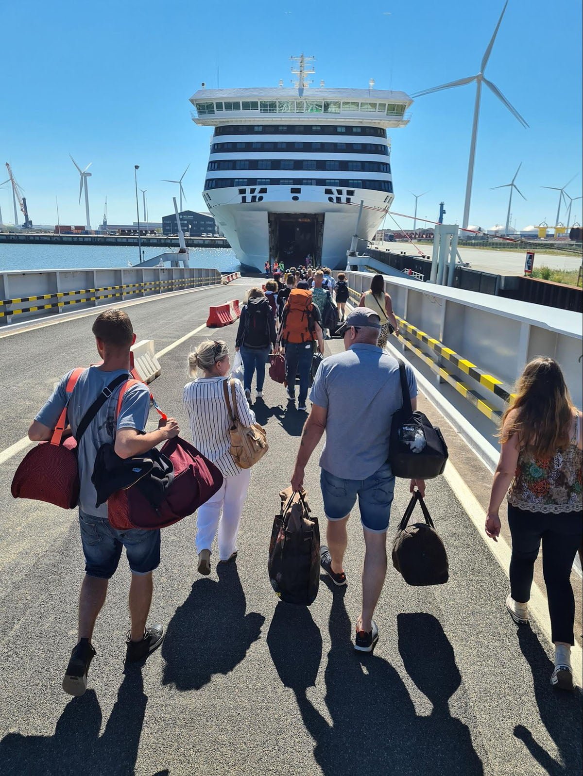 Les passagers du Holland-Norway foot doivent monter à bord par le pont-garage. Photo : Daniel Albert.